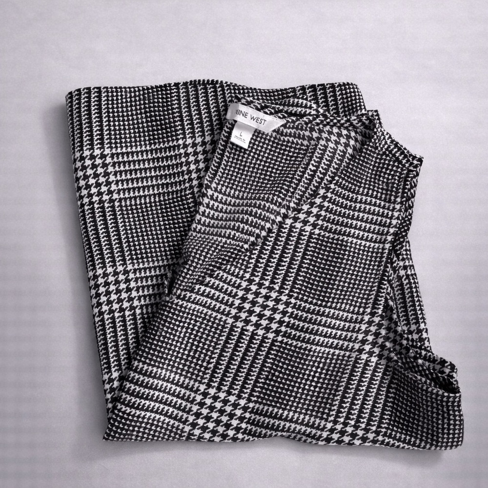 Nine West | Sleeveless Blouse | Large | Black & White Print - Picture 3 of 3
